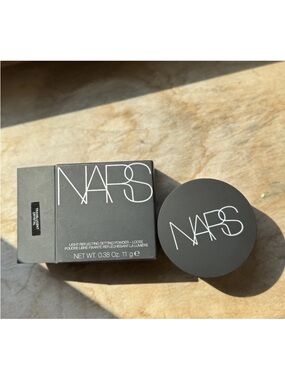 NARS Loose Setting Powder in Black Packaging